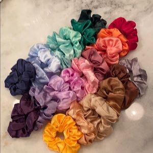 22 Silky Scrunchies
